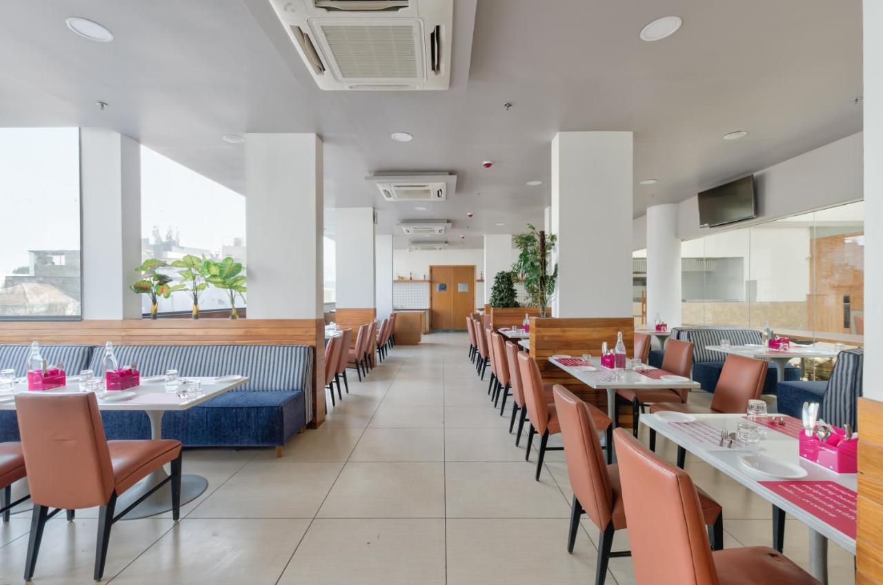 Ginger Surat City Centre Bagian luar foto
